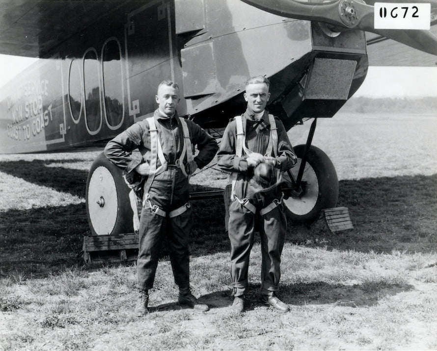 Tenente John A. Macready e Tenente Oakley G. Kelly com seus Fokker T-2. (NASM)