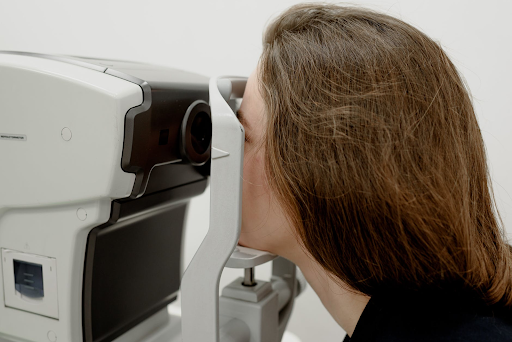 Mulher realizando exame de visão em consultório