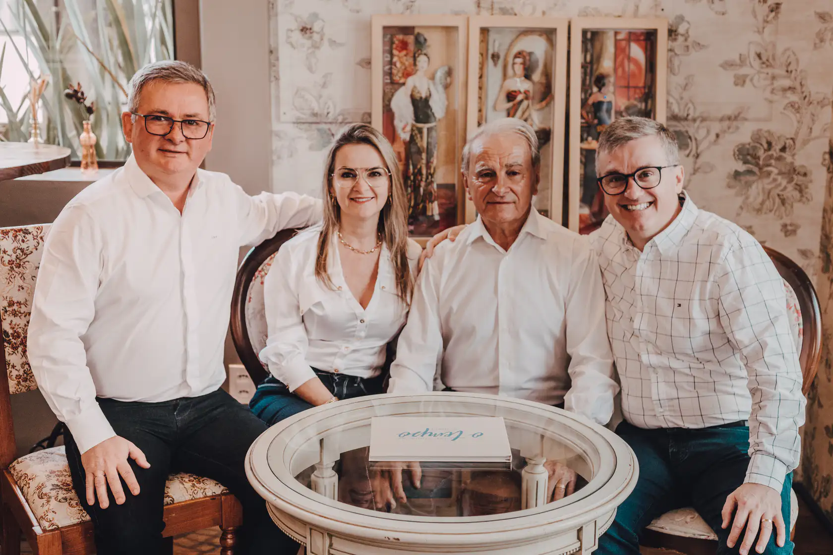 Foto do fundador Ivo Pioner junto com os tres filhos segunda geração de proprietários